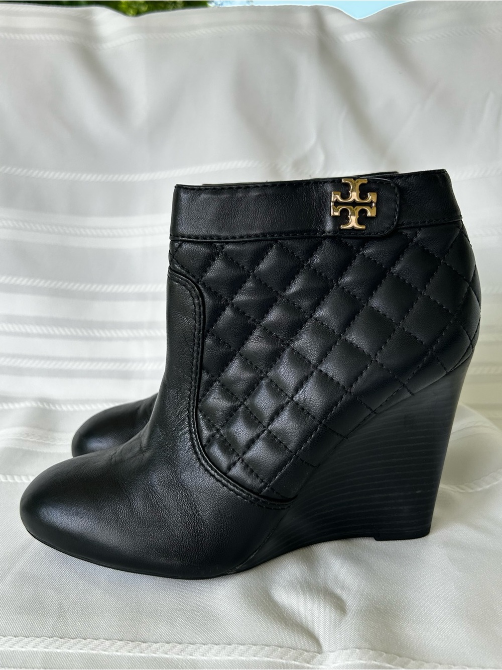 Tory Burch Leila Womens 10 Black Quilted Leather Wedge Ankle Booties Gold Logo - Picture 6 of 16